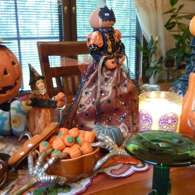 Marika Koskimäki-Ketelä koristaa kodin kauniilla, ei pelottavilla, halloween-koristeilla.