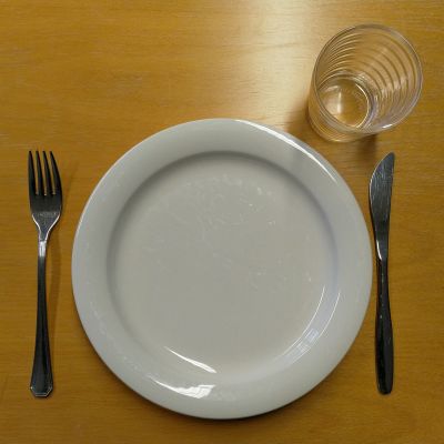 Tyhjä lautanen ja aterimet.