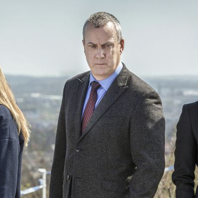 Ylikomisario Banksin tiivis tiimi ratkoo rikoksia sarjan viimeiseksi jääneellä tuotantokaudella. 