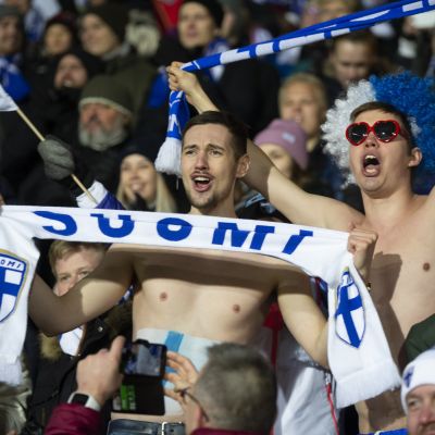 Oi Suomi on kajahti riemukkaasti Huuhkajat-kannattajien suusta