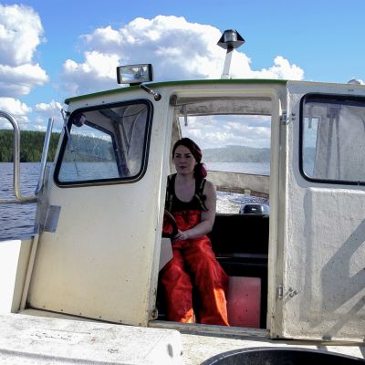 Johanna Halonen ajaa venettä
