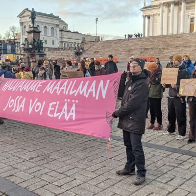 Sörnäistentunnelia vastustava mielenilmaus Senaatintorilla Helsingissä.