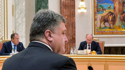 Vladimir Putin och Petro Porosjenko under mötet i Minsk för att lösa Ukrainakrisen