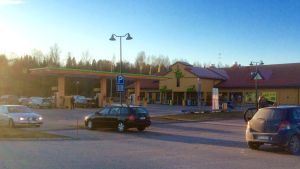 Varuboden-Osla äger tomten där servicestationen ABC finns i Läpp men där ryms ingen stormarknad säger Hannu Krook. Bilar på en servicestations parkeringsplats i Karis.
