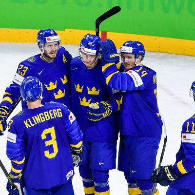 Sverige firar ett mål mot Frankrike vid ishockey-VM 2018.