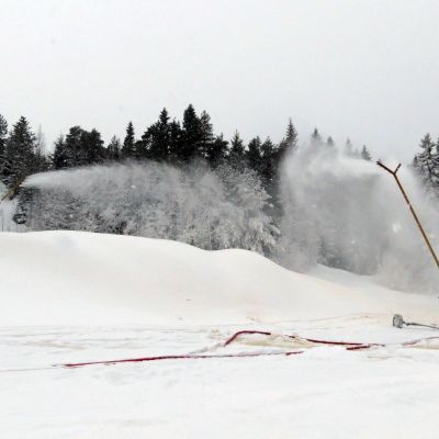 Lumitykit hiihtostadionilla