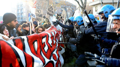 Demonstranter och polis drabbar samman i Turin.