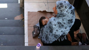 En syrisk flyktingkvinna tigger på gatan i Istanbul 29.7.2019. En syrisk flyktingkvinna tigger på gatan i Istanbul 29.7.2019.