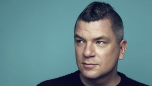 "Om kometen kommer skulle jag dra mig undan och umgås med nära och kära!" Författaren Mats Strandberg i halvprofil.