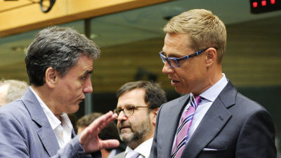 Finansministrarna Alexander Stubb och Euklidis Tsakalotos på Ecofinmötet i Bryssel på söndagen.