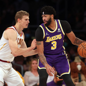 Clevelandin Lauri Markkanen puolustaa LA Lakersin Anthony Davisia NBA-koripallo-ottelussa.