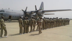Fängslade medlemmar av Boko Haram på flygplatsen i Maiduguri på väg till ett fångläger Fängslade medlemmar av Boko Haram på flygplatsen i Maiduguri på väg till ett fångläger