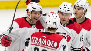 0+2 för Teuvo Teräväinen. Teuvo Teräväinen firas av sina lagkamrater.