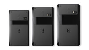 Kolme erikokoista Puzzlephonea havainnekuvassa Havainnekuva kolmesta erikokoisesta Puzzlephone-älypuhelimesta