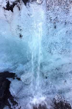 Överallt porlar bäckar och vattenfall fram Glaciären Sólheimajökull i Island