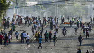 Demonstranterna försökte blockera gatan som leder till ett universitet i Managua på onsdagen 20.4. Demonstranterna försökte blockera gatan som leder mot ett universitet i Managua på onsdagen 20.4.