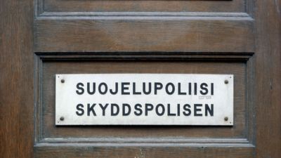 Skylt på Skyddspolisens dörr i Helsingfors
