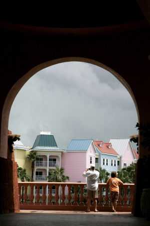 Bahaman tärkeimmät elinkeinot ovat turismi ja finanssipalvelut Bahamalaisia taloja pääkaupungissa Nassaussa.
