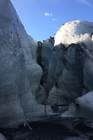 Vi klättrar ner i hålor som har bildats i isen Glaciären Sólheimajökull i Island
