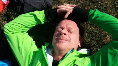 Stig pustar ut efter ett hårt intervallpass