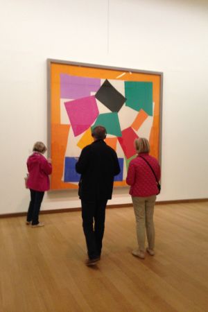 Utställningen The Oasis of Matisse på Stedelikjmuseum stedelijkmuseet, The Oasis of Matisse, målningen L'Escargot, 1953, publik