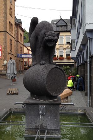 Det bästa vinet är mitt! Katten i Zell (Mosel) är en av de få bevarade offentliga statyerna från nazitidens ultranationalism. Kattstaty från nazitiden i Mosel