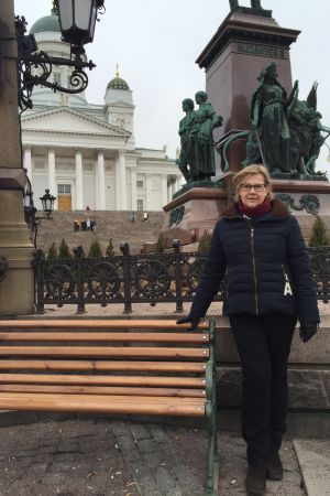 Turistguiden Erja Antell tycker att det skulle vara bra med fler allmänna toaletter till exempel vid Senatstorget. Turistguiden Erja Antell står på Senatstorget i Helsingfors.