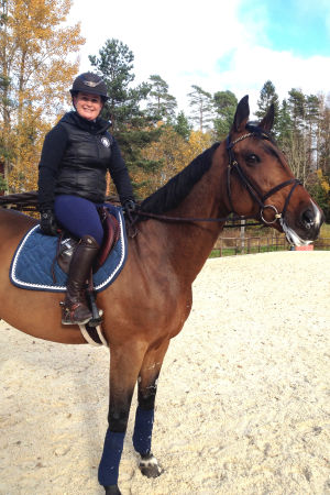 Marina Ehrnrooth på hästen Luikka, som hon tävlar med i Helsinki Horse Show. Hoppryttaren Marina Ehrnrooth sitter på sin tävlingshäst Luikka, oktober 2016.