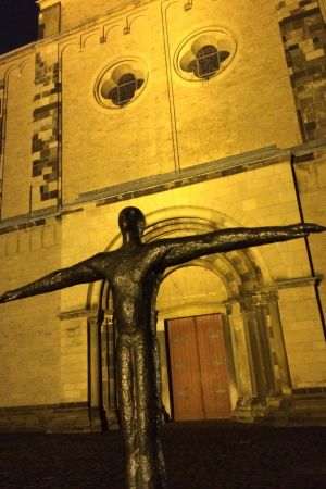 Staty framför den gamla klosterkyrkan i Mönchengladbach Staty framför den gamla klosterkyrkan i Mönchengladbach