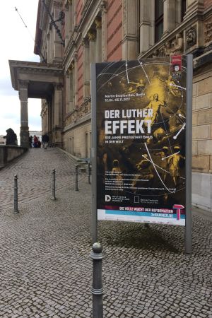 Tyska Historiska Museum var för liten för utställningen. Därför pågår den i Martin-Gropius-Bau Plansch för utställningen Der Luthereffekt framför Martin-Gropius-Bau i Berlin