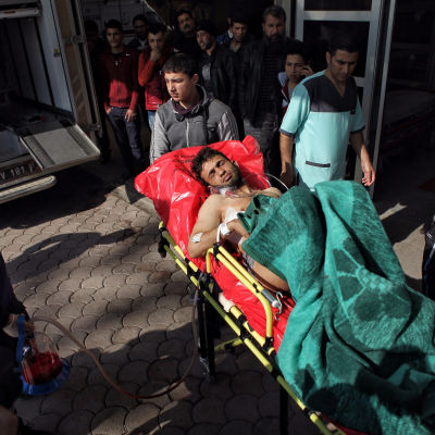 En skadad man förs till sjukhuset i Kilis efter en raketattack från Syrien