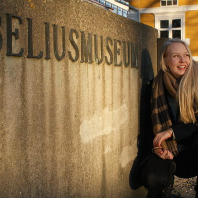Sibeliusmuseet på Biskopsgatan har hunnit bli bekant område för Hanna Nyberg under hösten, eftersom Florakören och Brahe Djäknar både sjunger och umgås i dess källare.