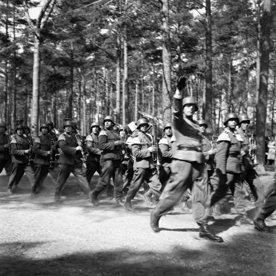 Den frivilliga bataljonens defilering. Fotograferat av militärtjänsteman Esko Suomela i Hangö 2.6 1943.