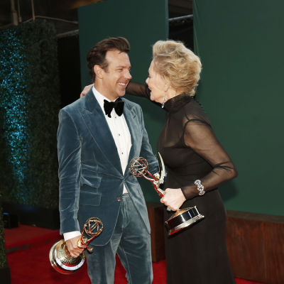 Jason Sudeikis och Jean Smart håller i sina Emmystatyetter och kramar om varandra.