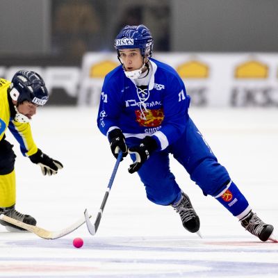 Jääpallon MM-pronssiottelu 2019. Markus Kumpuoja ohittaa pallon kanssa Kazakstanin Ilya Glukhovin.
