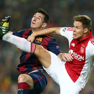 Lionel Messi och Niklas Moisander kämpar om bollen.