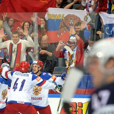 En seger över USA förde Ryssland till en prestigefylld VM-final mot Kanada.