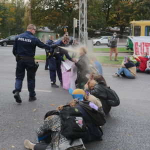 Poliisi käytti OC-kaasua mielenosoittajia vastaan Kaisaniemenkadulla 3. lokakuuta 2020.