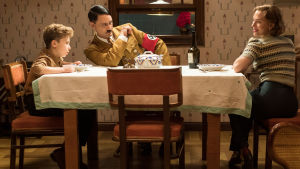 Gissa vem som kommer på middag? Jojo med bästisen Hitler och mamma Rosie (Scarlett Johansson). Jojo med mamma Rosie och kompisen Hitler.