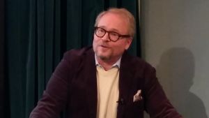 Med ordet i sin makt. Fredrik Lindström föreläser i samband med ett mediespråksseminarium 2018. Fredrik LIndström föreläser under Mediespråk 2018.