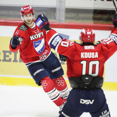 Sebastian Dyk och Mikko Kousa firar mål.