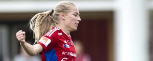 Linda Sällström inblandad i alla tre mål. Linda Sällström löper.