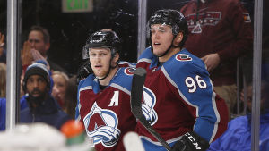 MacKinnon och Rantanen. Hett. Nathan MacKinnon och Mikko Rantanen firar.