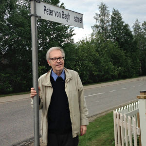 Peter von Bagh nimeään kantavan katukyltin alla Sodankylässä