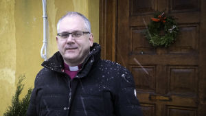 Biskop Bo-Göran Åstrand utanför Biskopsgården i Borgå. Porträtt av man utomhus