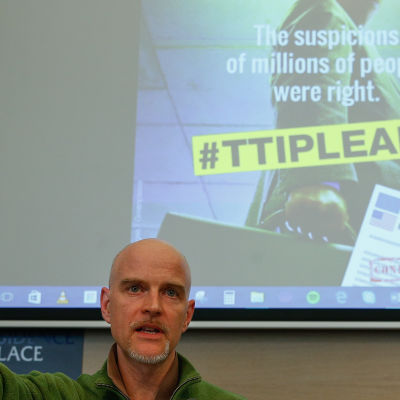 Jorgo Riss, direktör för Greepeace EU talar om de dokument Greenpeace kommit över.