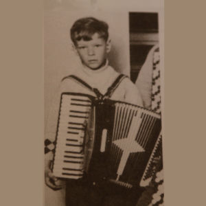 Magnus ja harmonikka Säveltäjä Magnus Lindberg lapsena haitari sylissään.
