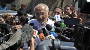 Ex-presidentens Carlos Mesa accepterar inte valresultatet och uppmanar sina anhängare till fredliga protester Oppositionens presidentkandidat Carlos Mesa talar med pressen i La Paz efter att ha röstat i presidentvalet i Bolivia 20.10.2019