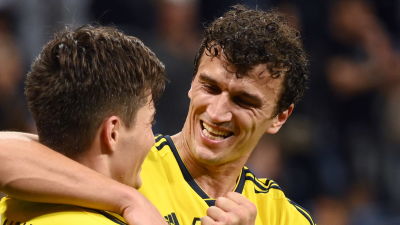 Roman Eremenko firar ett mål med en lagkamrat.