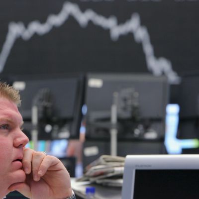 Tysk aktiemäklare tittar på fallande börskurser